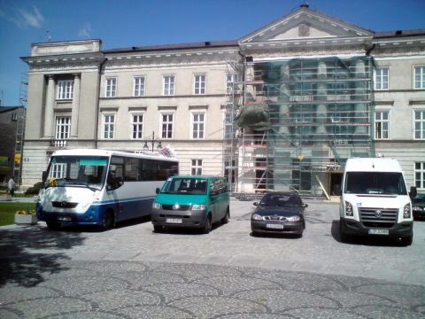 Radom. Plac Corazziego przed Urzędem Wojewódzkim zastawiony samochodami