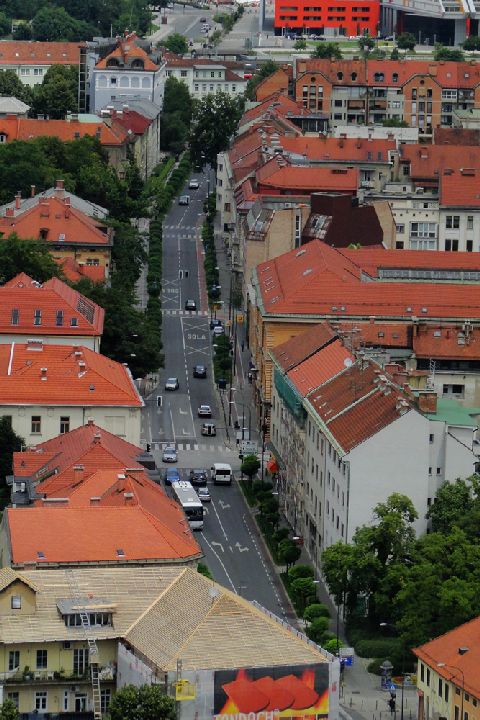 Lublana. Jedna z głównych ulic w centrum - gdzie są parkujące samochody?