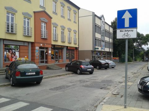 Radom. Jednokierunkowa ulica Koszarowa z dopuszczonym ruchem rowerowym pod prąc