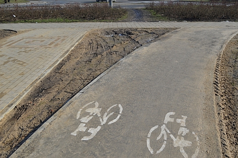 Radom. Zniszczona droga rowerowa w Parku Ustronie