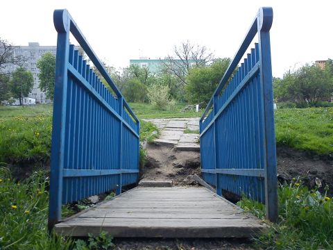 Radom. Zawalony mostek przy stawie na ul. Jana Pawła II