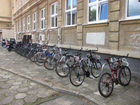 Radom. Stojaki rowerowe przed szkołami