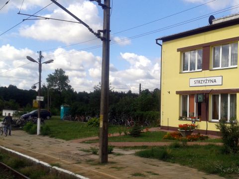 Linia kolejowe nr 8, rowery na stacji kolejowej Dobieszyn