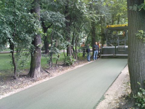 Radom. Zielony asfalt na drodze dla rowerów w parku im. Kościuszki