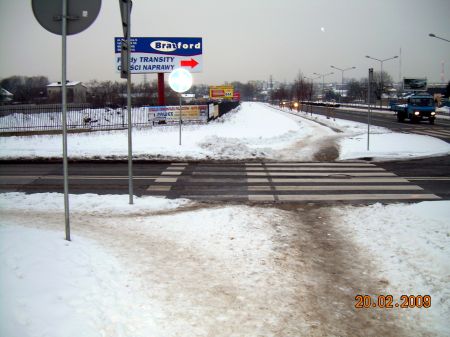 Radom. Droga rowerowa na ul. Maratońskiej w śniegu