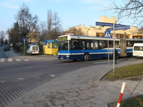 Kraków. Wyniesiona tarcza skrzyżowania z kusującymi po niej autobusami