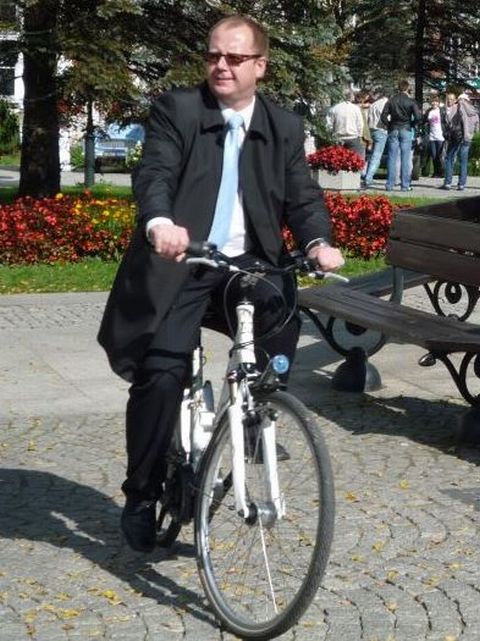 Radom. Dyrektor MZDiK, Kamil Tkaczyk na rowerze podczas Dnia bez Samochodu