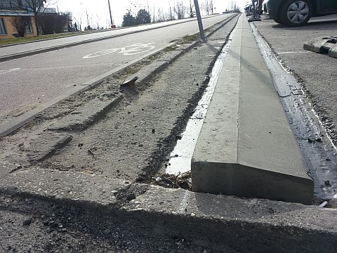 Radom, ul. Wierzbicka - ograniczniki parkowania przy drodze dla rowerów