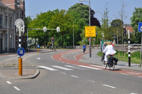 Droga rowerowa biegnie przez środek skrzyżowania - to rozwiązanie wygodniejsze i bezpieczniejsze dla rowerzystów