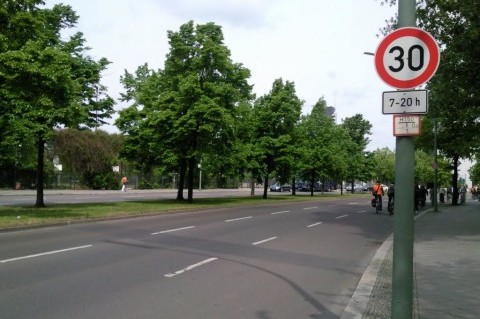 Kluczem do sukcesu nie jest budowa dróg rowerowych, lecz uspokojenie ruchu. W Berlinie 80% długości sieci ulicznej objęte jest ograniczeniem prędkości 30 km)h