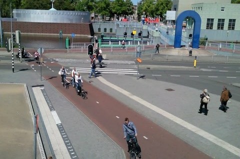 Wjazd na plac dworcowy od strony śródmieścia w Groningen. Ruch samochodowy jest znikomy