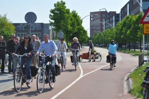 Miejski ruch rowerowy w Zwolle. Ludzie wygladają przyzwoicie - rowerzysta w kamizelce odblaskowej byłby brany za dziwaka...