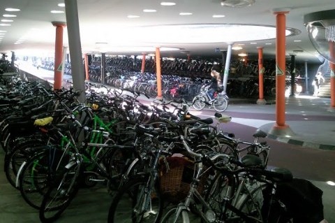 Parking podziemny pod placem dworcowym w Groningen